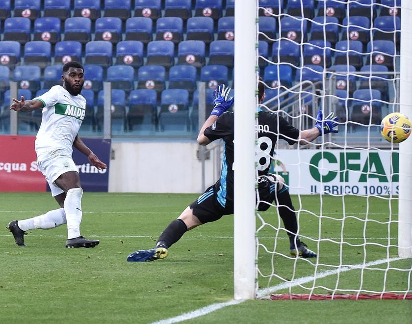 Il Sassuolo acciuffa il pari al ’94 con Boga beffando il Cagliari 