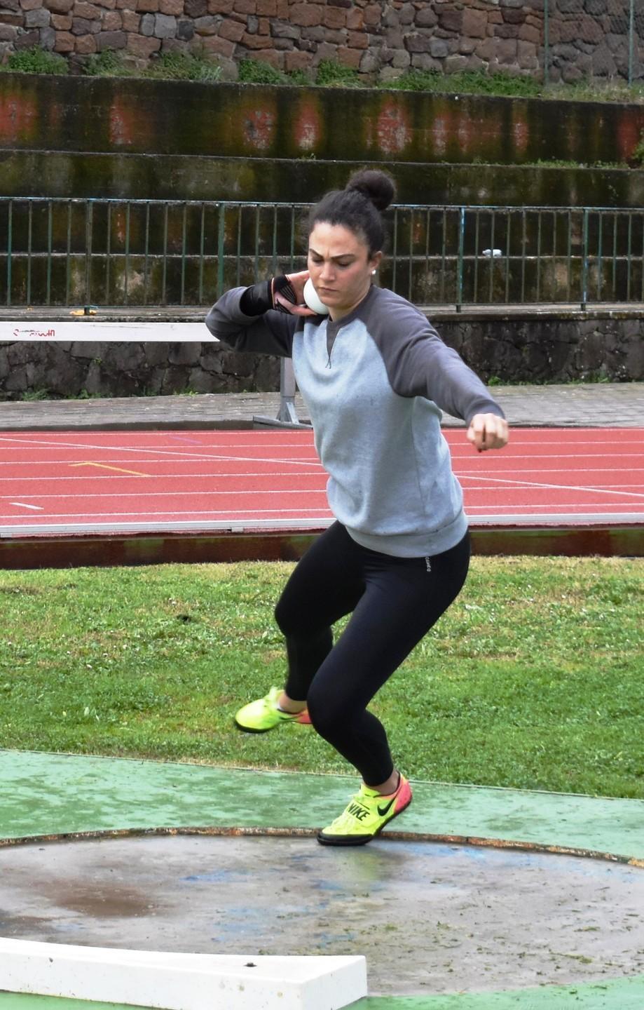 Elisa Pintus apre con un peso da 13.58 
