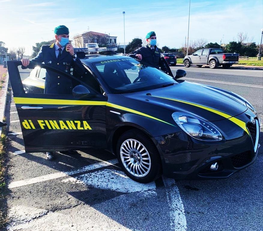 Nascondevano la droga da spacciare sotto le mascherine chirurgiche: arrestati due ventenni 
