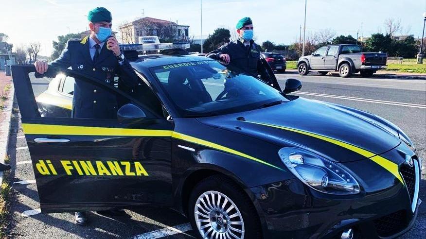 Nascondevano la droga da spacciare sotto le mascherine chirurgiche: arrestati due ventenni