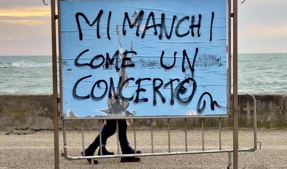 “Mi manchi come un concerto”, sul lungomare di Livorno la dichiarazione d’amore alla musica che non c’è più 