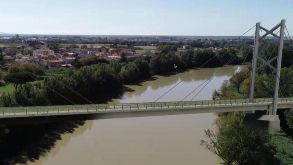 La struttura, larga quattro metri, si sviluppa da via Malatesta a Riglione, dove c’era l’antico passo di barca, e arriva fino ai parcheggi dell’ospedale di Cisanello più vicini alla golena d’Arno