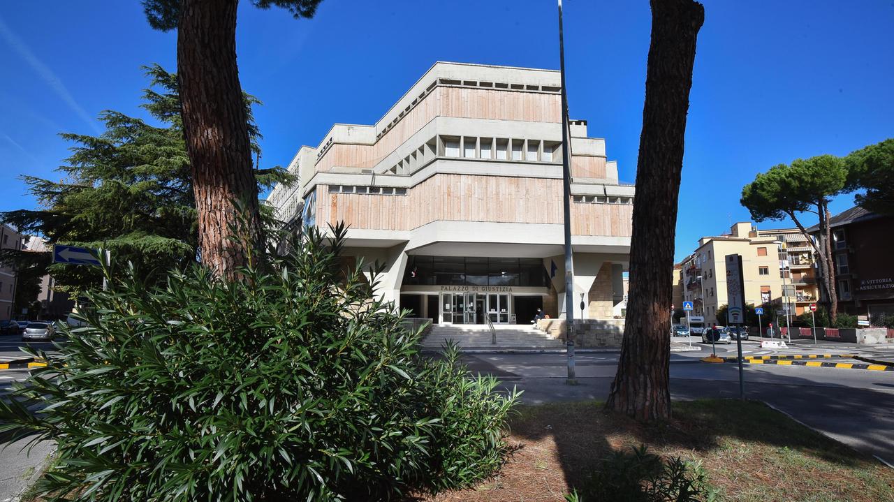 Lo indica come un pedofilo e invita su Instagram a linciarlo. Patteggia una maximulta
