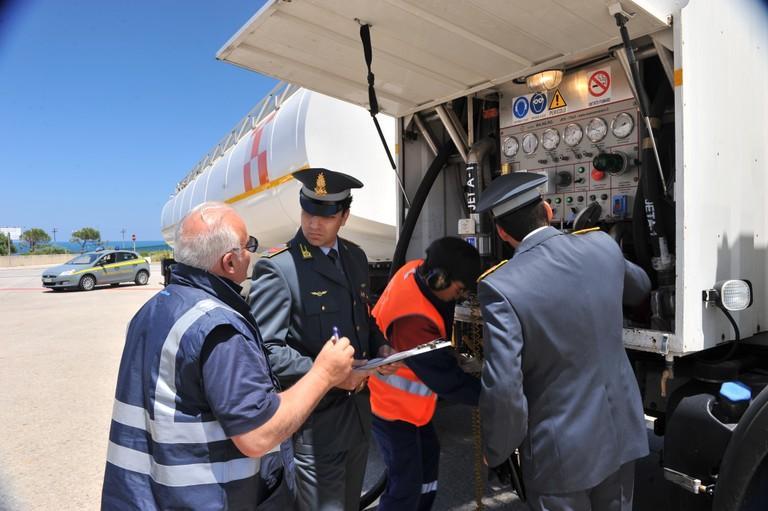 Maxi-frode dei carburanti, trovati i documenti falsi per distribuire 10 milioni di litri di gasolio taroccato 