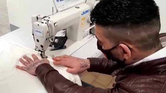 Un detenuto alla macchina da cucire nella confezione aperta ieri nel carcere della Dogaia