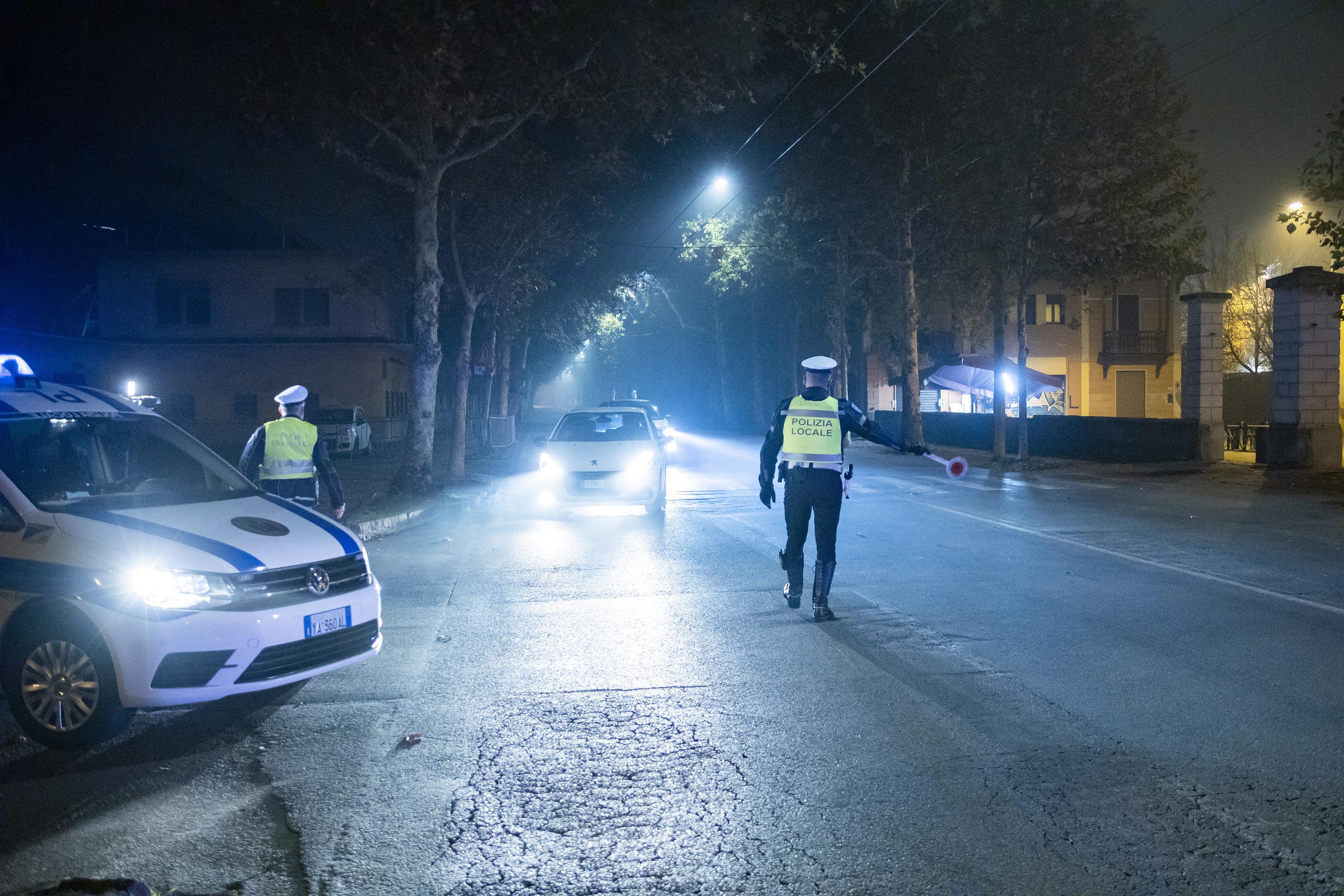 Modena, ubriaco alla guida urta scooter e se ne va: denunciato