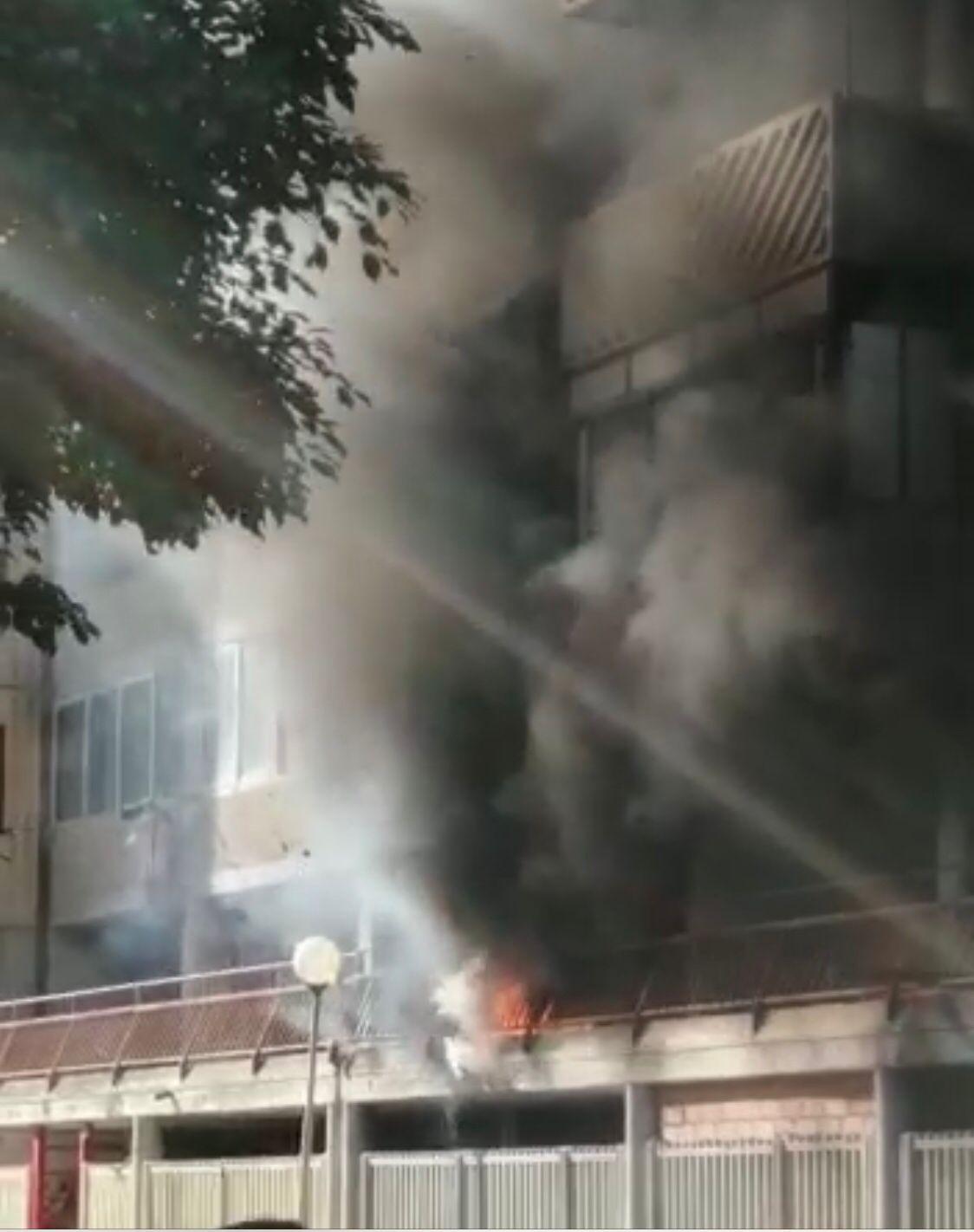 Cagliari, bruciano rifiuti nel piano rialzato di un palazzo: a Sant'Elia fumo nero negli appartamenti
