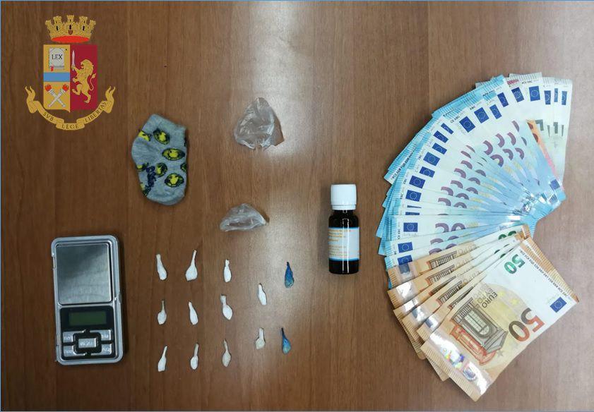 La madre vende la droga, il figlio porta i clienti, l'amico sta di vedetta: arrestati a Cagliari