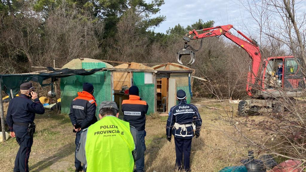 Smantellata baraccopoli tra Lido Nazioni e Lido Volano
