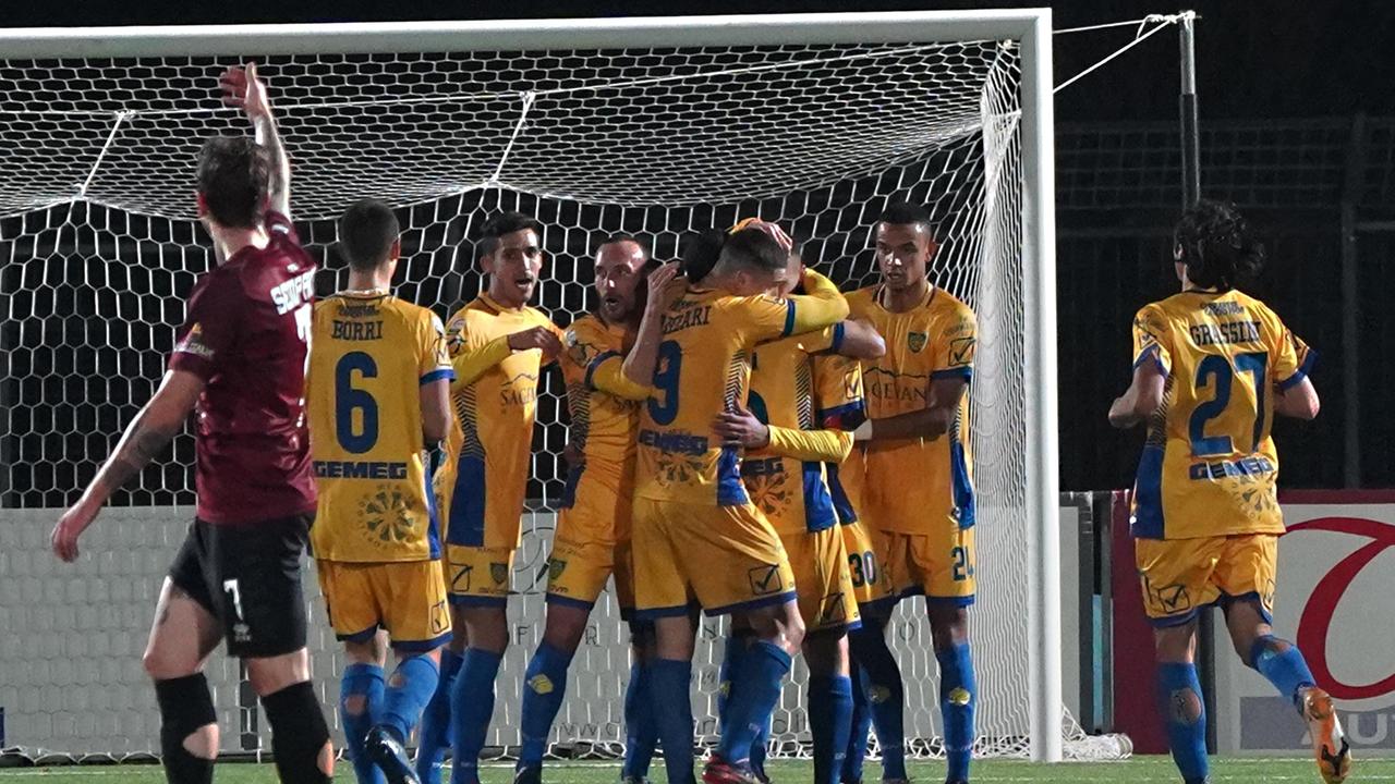 L'azzurro Kevin Piscopo festeggiato dopo la rete dell'1-1