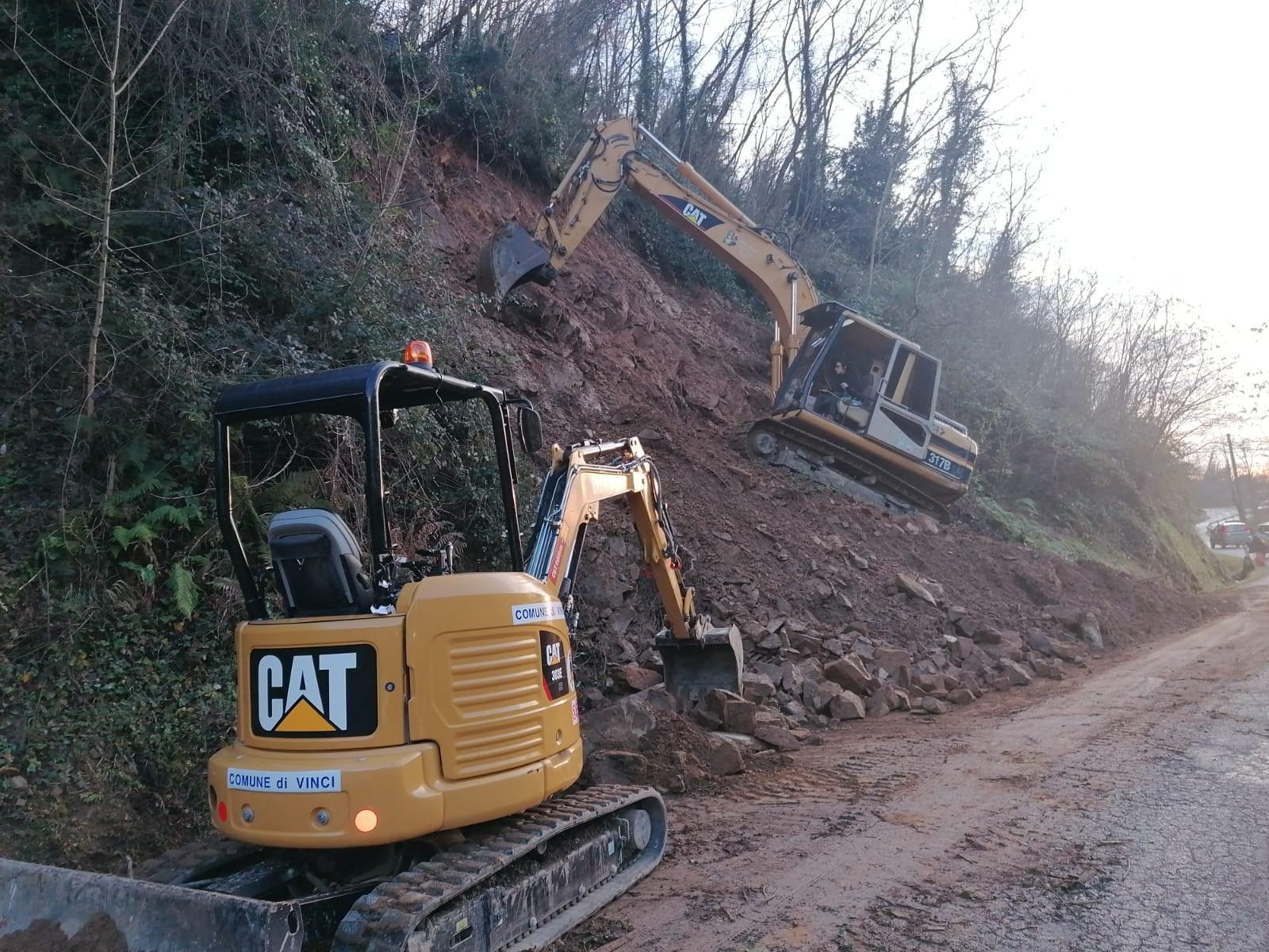 Le ruspe al lavoro sulla strada verso la frazione di Sant’Amato (foto dalla pagina Facebook del sindaco di Vinci Giuseppe Torchia)