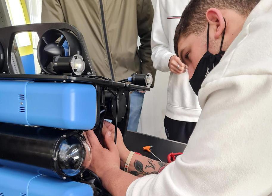 Aziende in corsa per aiutare gli studenti a finire il robot 