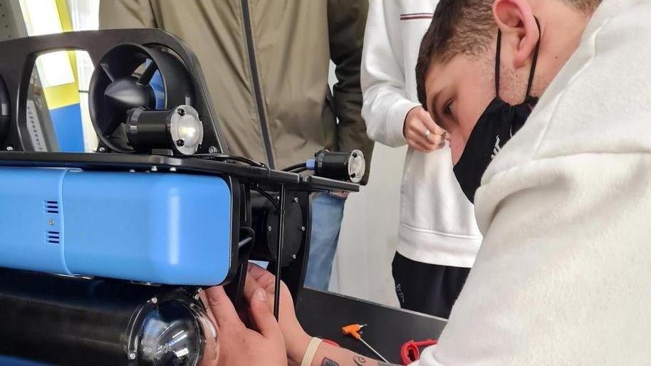Aziende in corsa per aiutare gli studenti a finire il robot