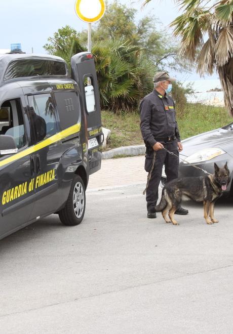 Blitz con cani ed elicottero