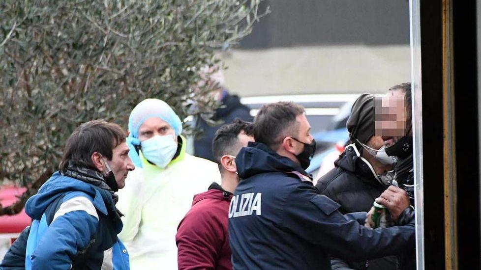 Cinquantenne minaccia di gettarsi nel Carrione Città bloccata per ore