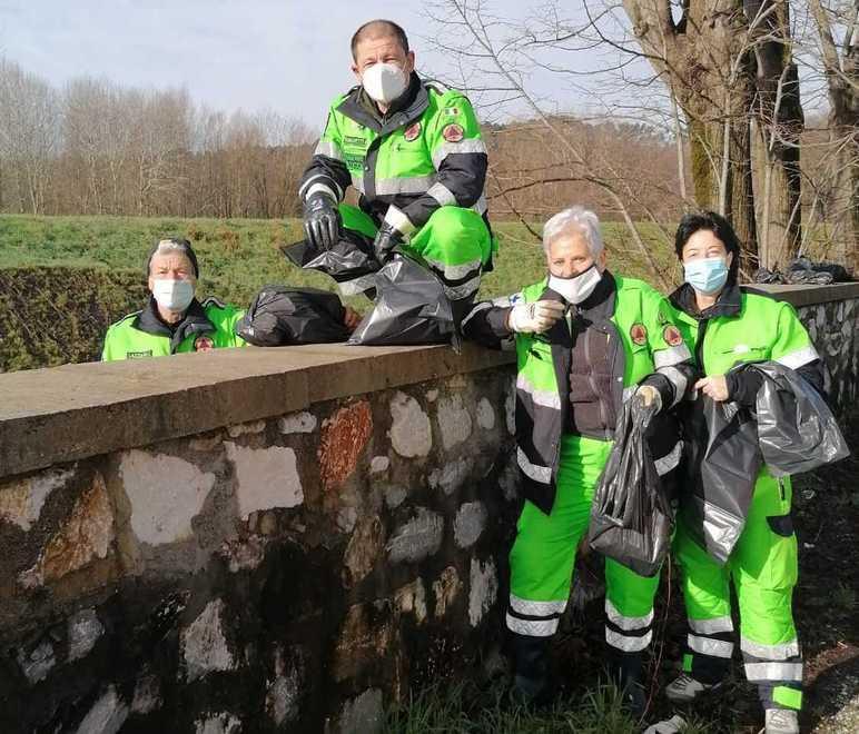 Anche i turisti tedeschi si uniscono ai volontari che puliscono l’ambiente 