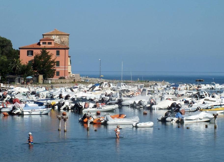A Baratti regna il “deserto” Bar e ristoranti tutti chiusi 