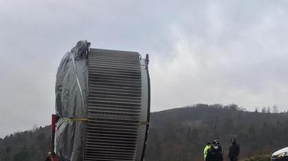 Camion finisce fuori strada