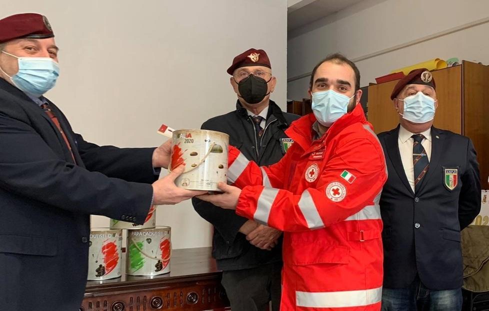 Dai paracadutisti pistoiesi 400 panettoni in dono 