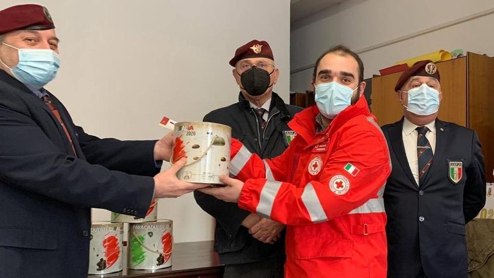 Dai paracadutisti pistoiesi 400 panettoni in dono