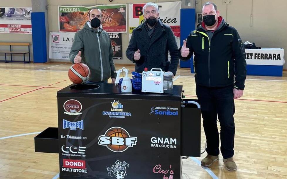 Tutti i palloni igienizzati alla Scuola Basket Ferrara