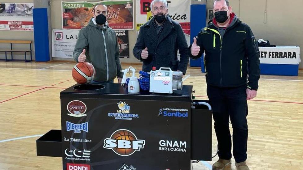 Tutti i palloni igienizzati alla Scuola Basket Ferrara
