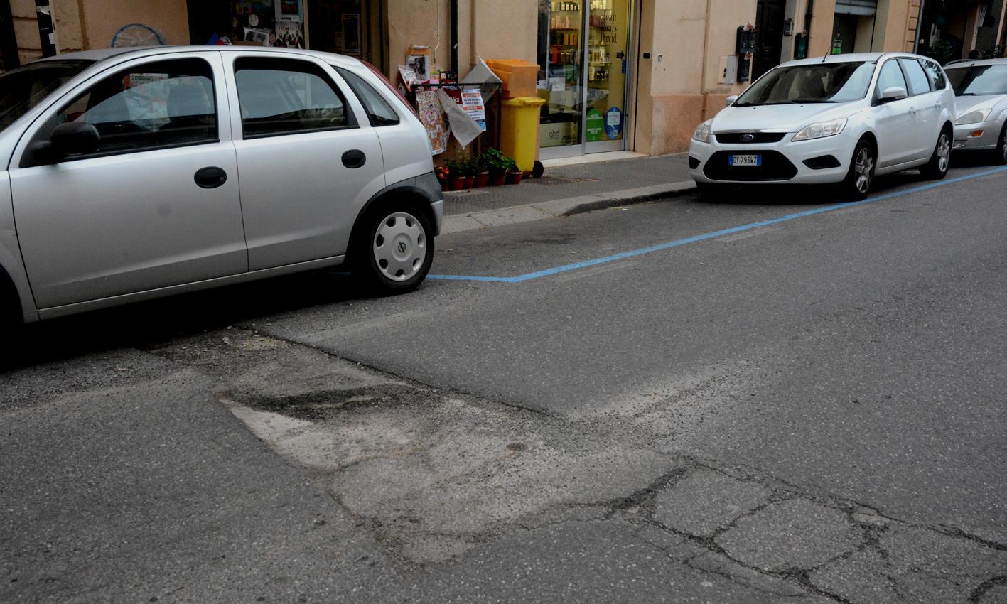 Una buca che non dovrebbe esserci