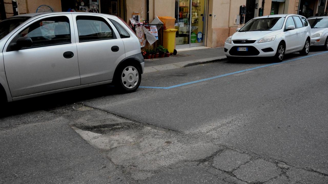 Una buca che non dovrebbe esserci