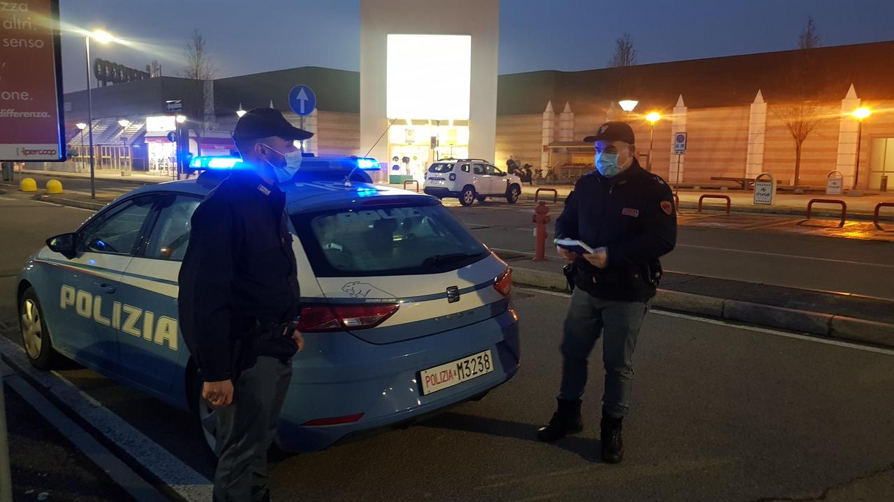 Modena. Borseggiano una donna La polizia è nei paraggi e li ferma durante la fuga