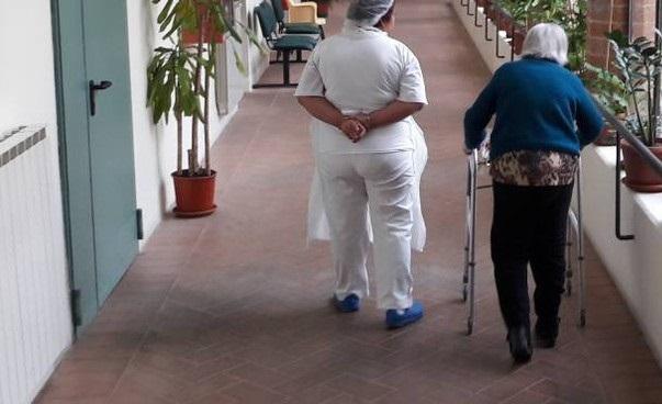 «Case di riposo modenesi, vaccinati 9 operatori su 10 Ma chi dice “no” indosserà tuta e visiera» 