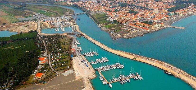 Una veduta aerea del porto di Cecina, durante la fase di realizzazione