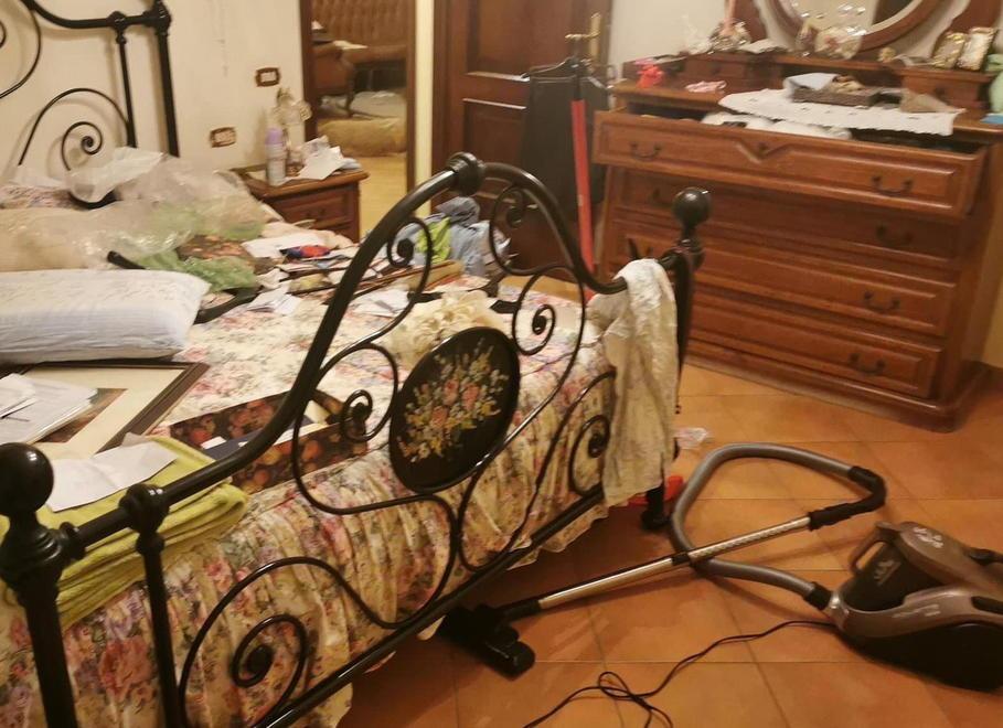 Le svaligiano la casa in pieno giorno e con una mola sventrano la cassaforte 