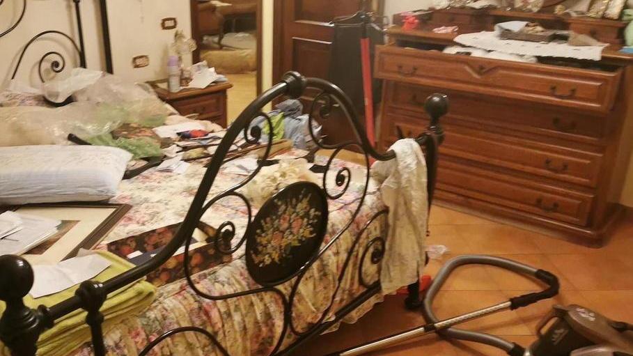 Le svaligiano la casa in pieno giorno e con una mola sventrano la cassaforte