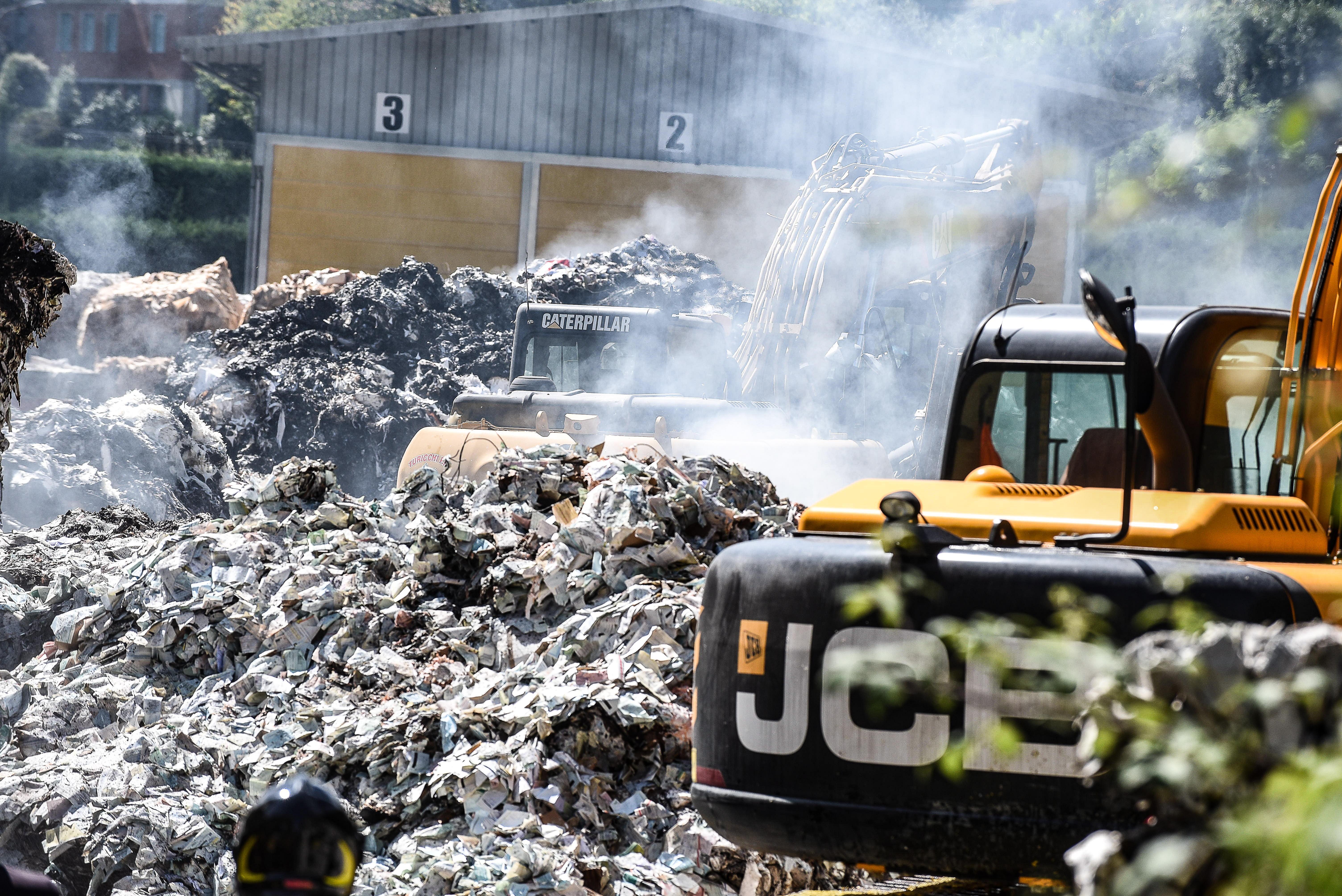 La rimozione del materiale per fermare l’incendio alla cartiera