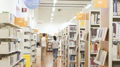 La biblioteca Panizzi e le decentrate riaprono. Accesso libero e scelta autonoma agli scaffali