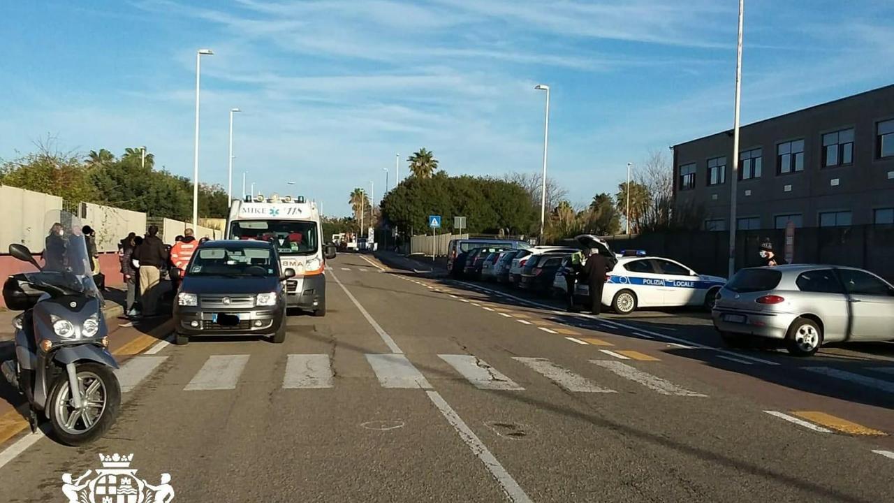 Cagliari, investita sulle strisce da una moto: studentessa ferita