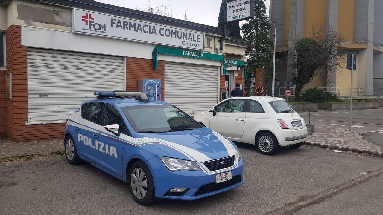 Modena, rapinatori con mascherina chirurgica alla farmacia Crocetta: bottino 300 euro
