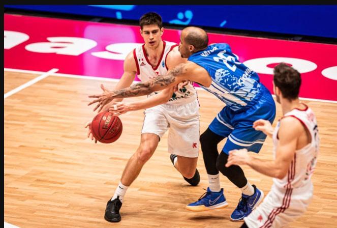 Il capitano biancorosso Leo Candi in azione in coppa contro i greci dell'Iraklis