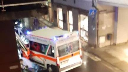 Investono un uomo sulle strisce e fuggono, denunciati due giovani