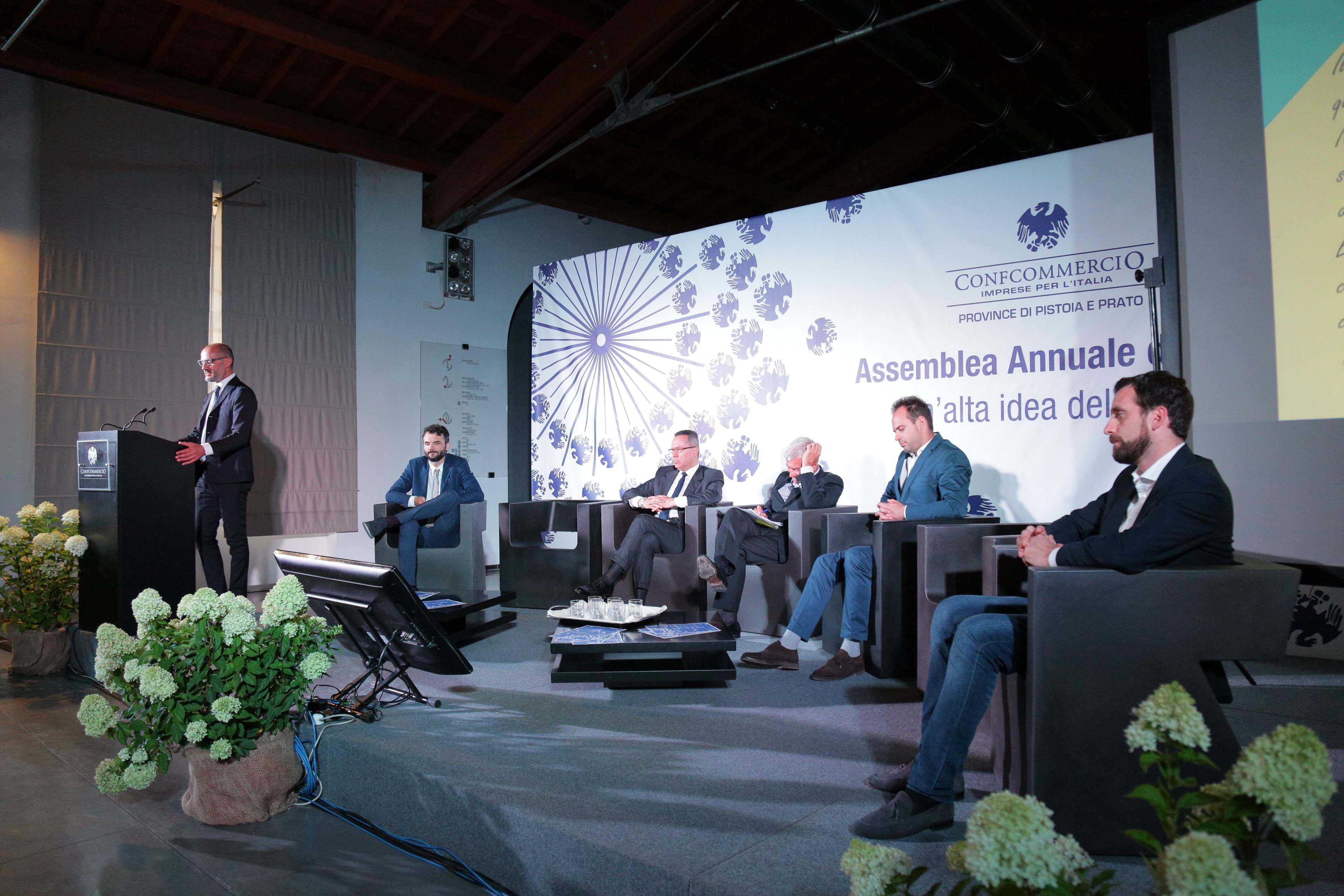 Un'assemblea di Confcommercio