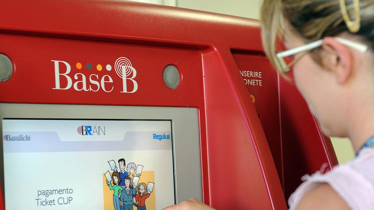 Una macchinetta automatica per il pagamento del ticket sanitari