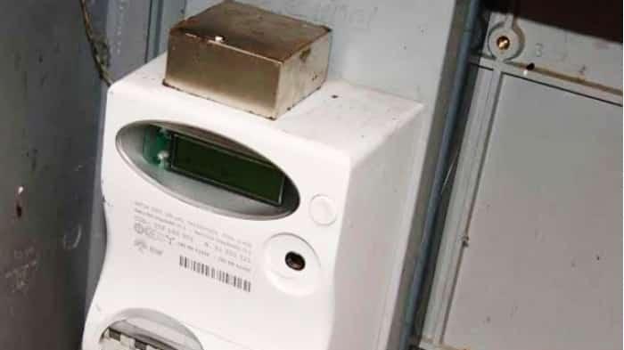 Un magnete installato su un contatore dell'energia elettrica