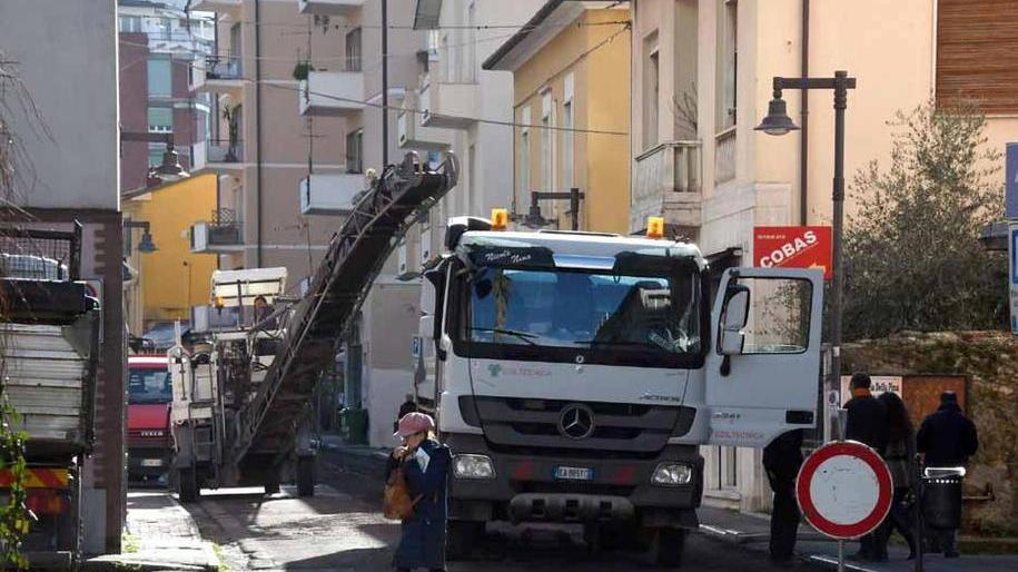 Lavori il giorno di mercato, la rabbia dei commercianti