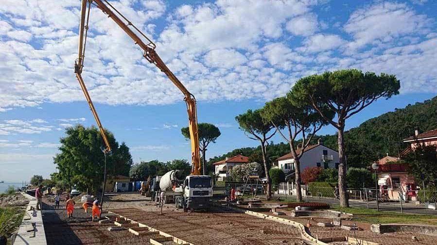 Pavimentazione e scogliere: Bocca di Magra cambia volto