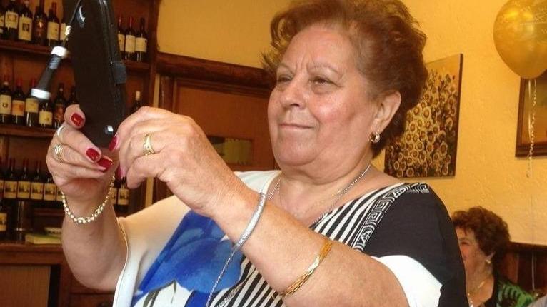 Malore fatale: donna di 75 anni muore in piazza
