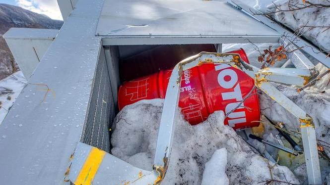 Valanga sulla cava del Monte Tambura Cisterna di gasolio vola per 200 metri