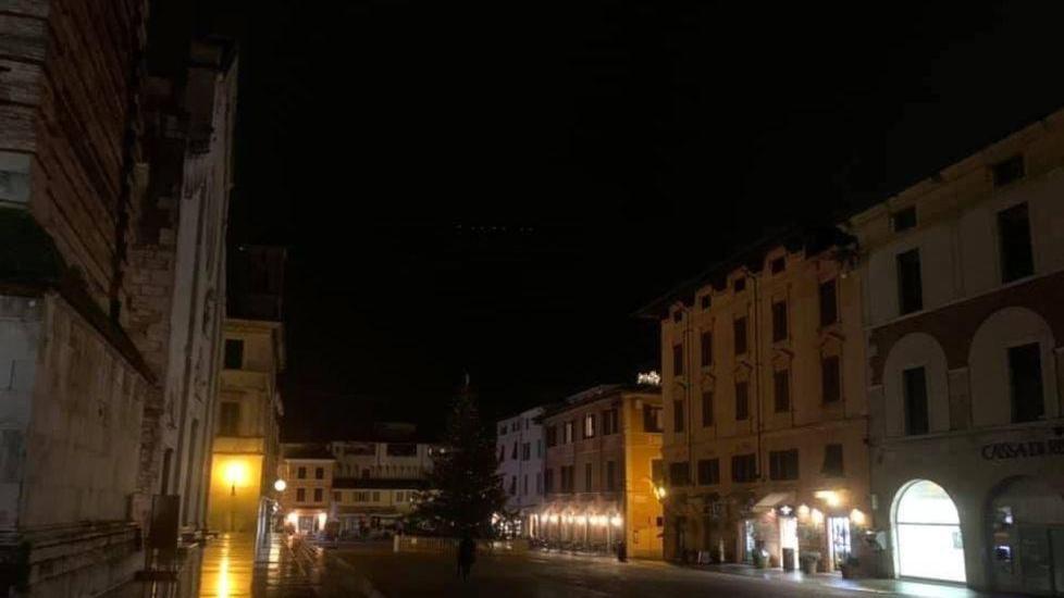 Il buio irrompe anche in piazza Duomo con un black out
