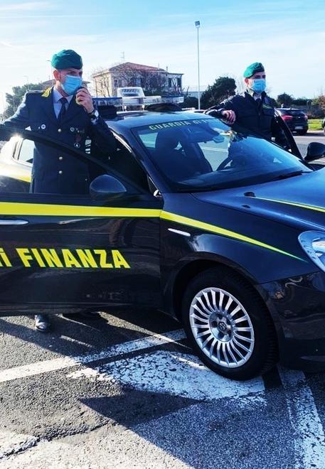 Per spacciare nascondevano la droga sotto la mascherina 