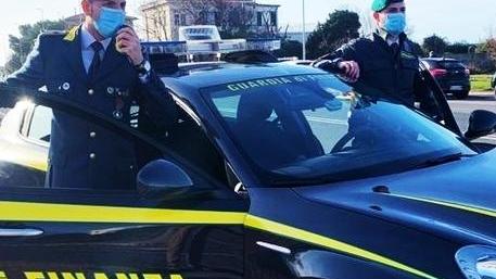 Per spacciare nascondevano la droga sotto la mascherina