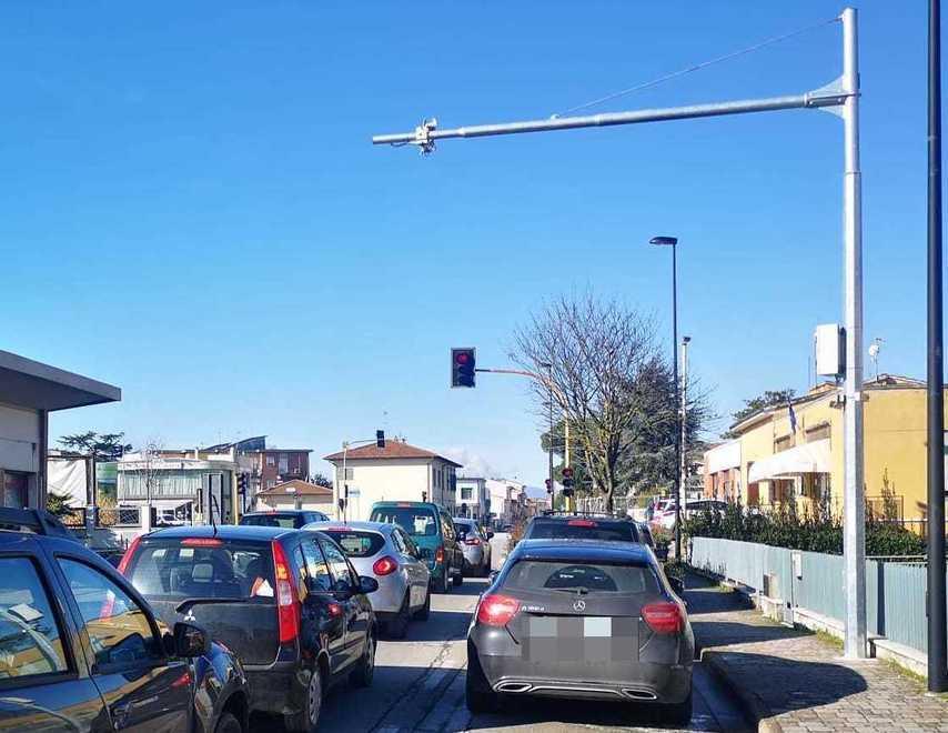 Ecco le telecamere ai semafori per stangare chi passa col rosso 